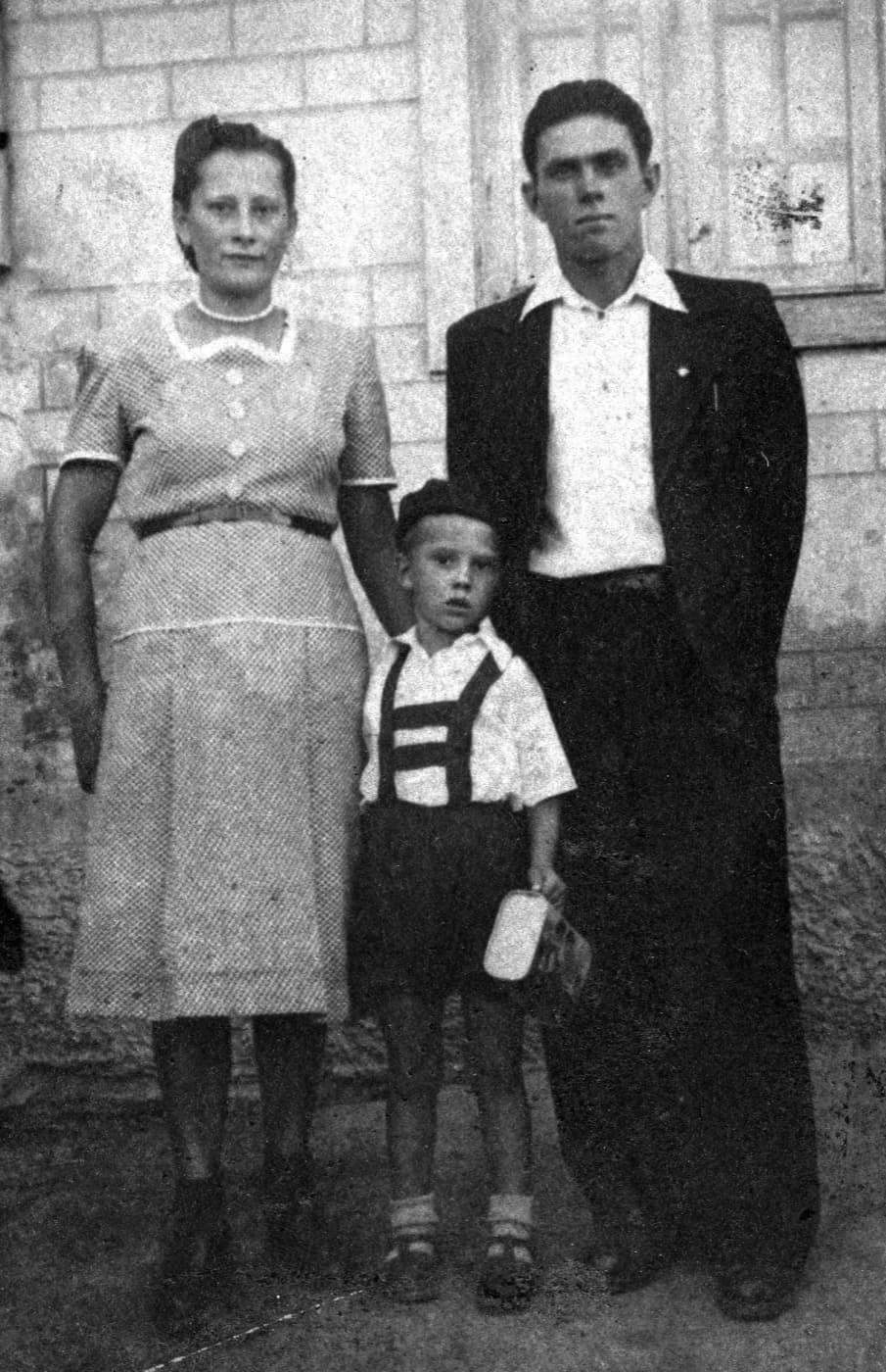 Ivan Patzaichin alături de părinții săi, la Mila 23 · Wikimedia Commons, domeniu public